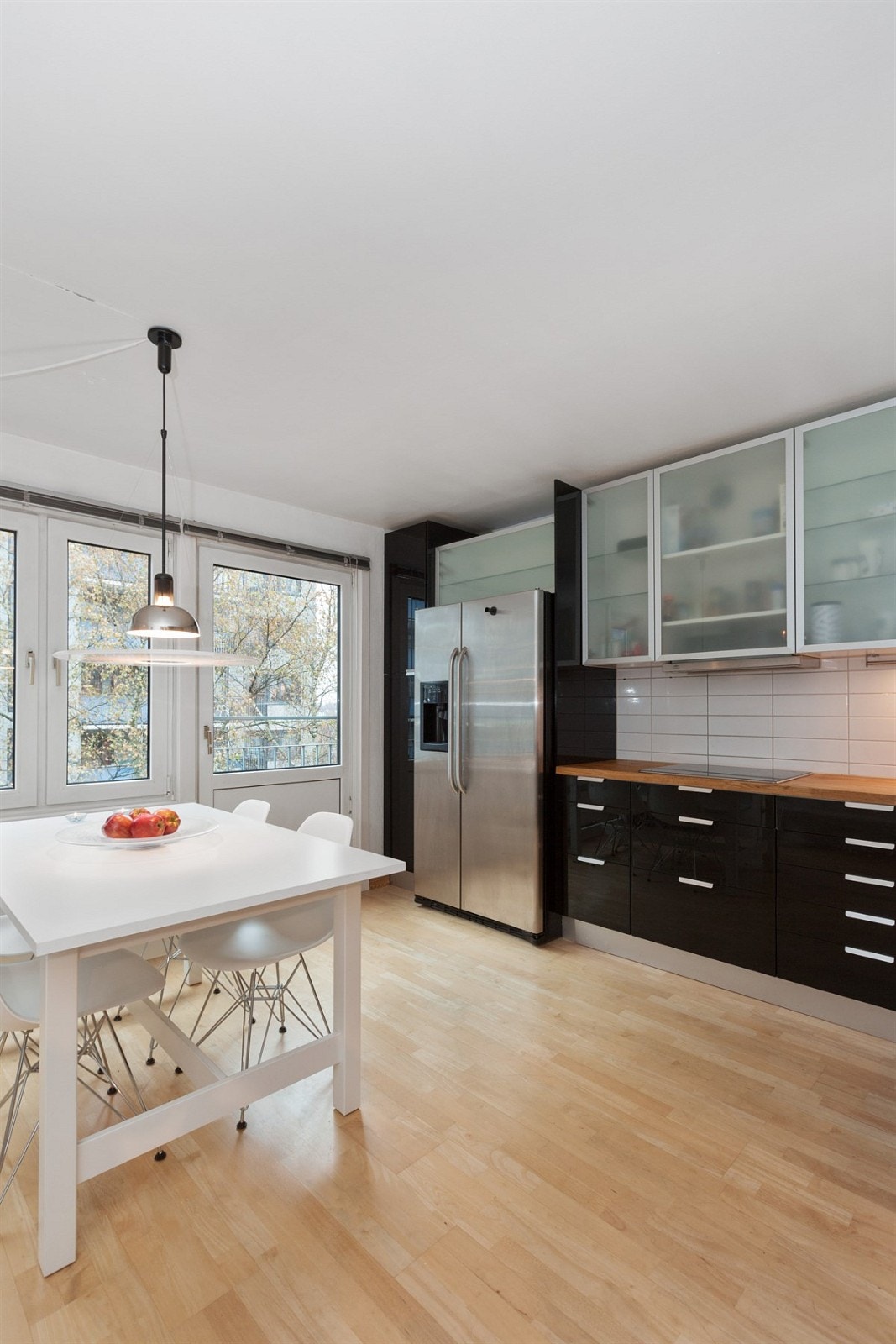 Kjøkken - "Side by side" kjøleskap med vann - og isdispenser følger boligen! Galleribilde