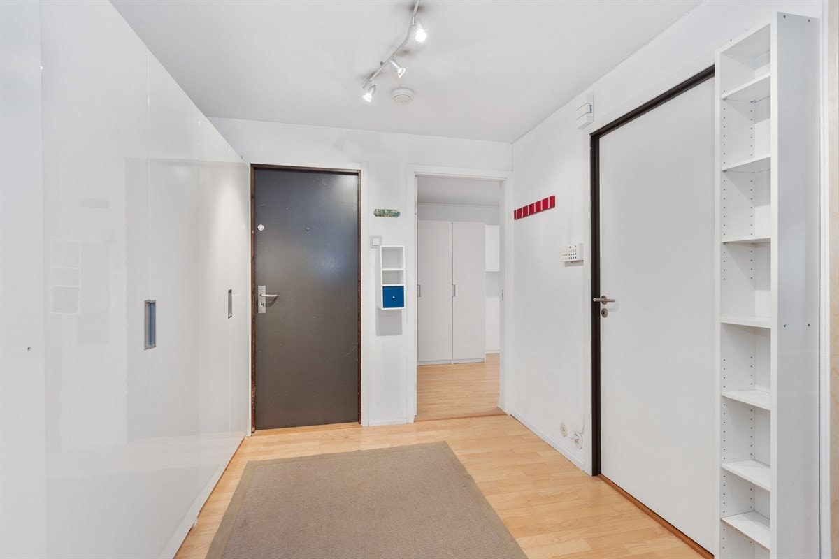 Entré - Godt med skapplass Galleribilde