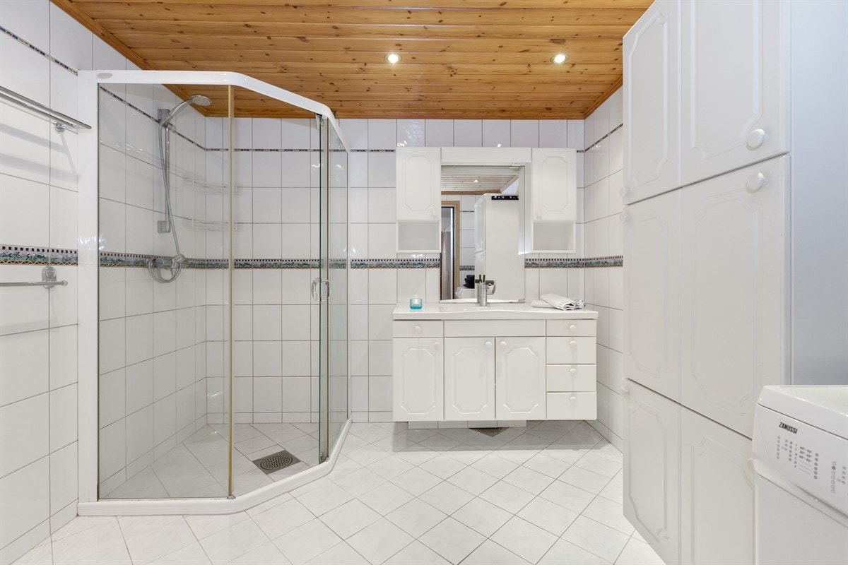 Bad - Stort bad med fliser på gulv og vegger - Opplegg for vaskemaskin Galleribilde