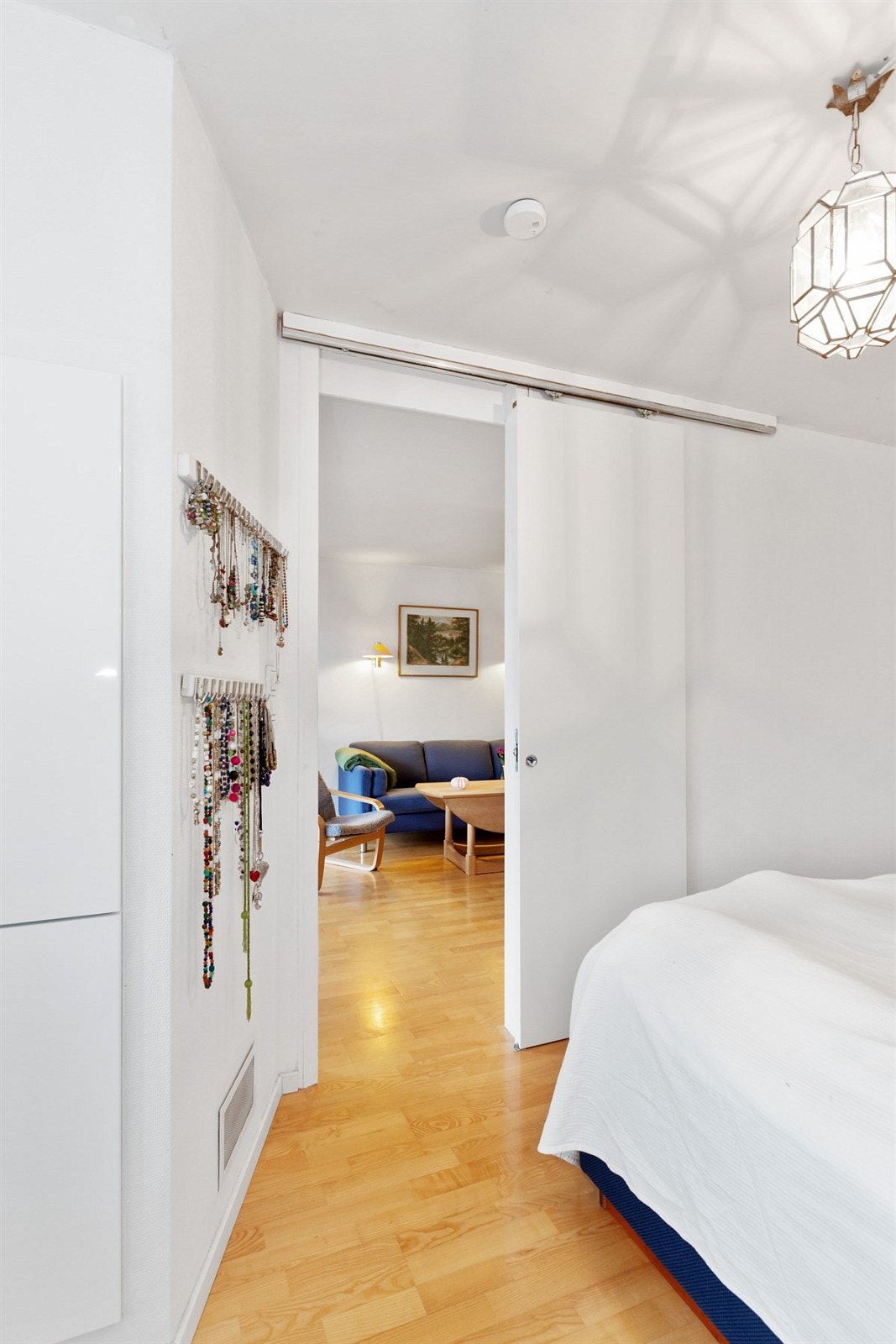 Soverom 1 - Skyvedørsgarderobe med gode oppbevaringsmuligheter Galleribilde