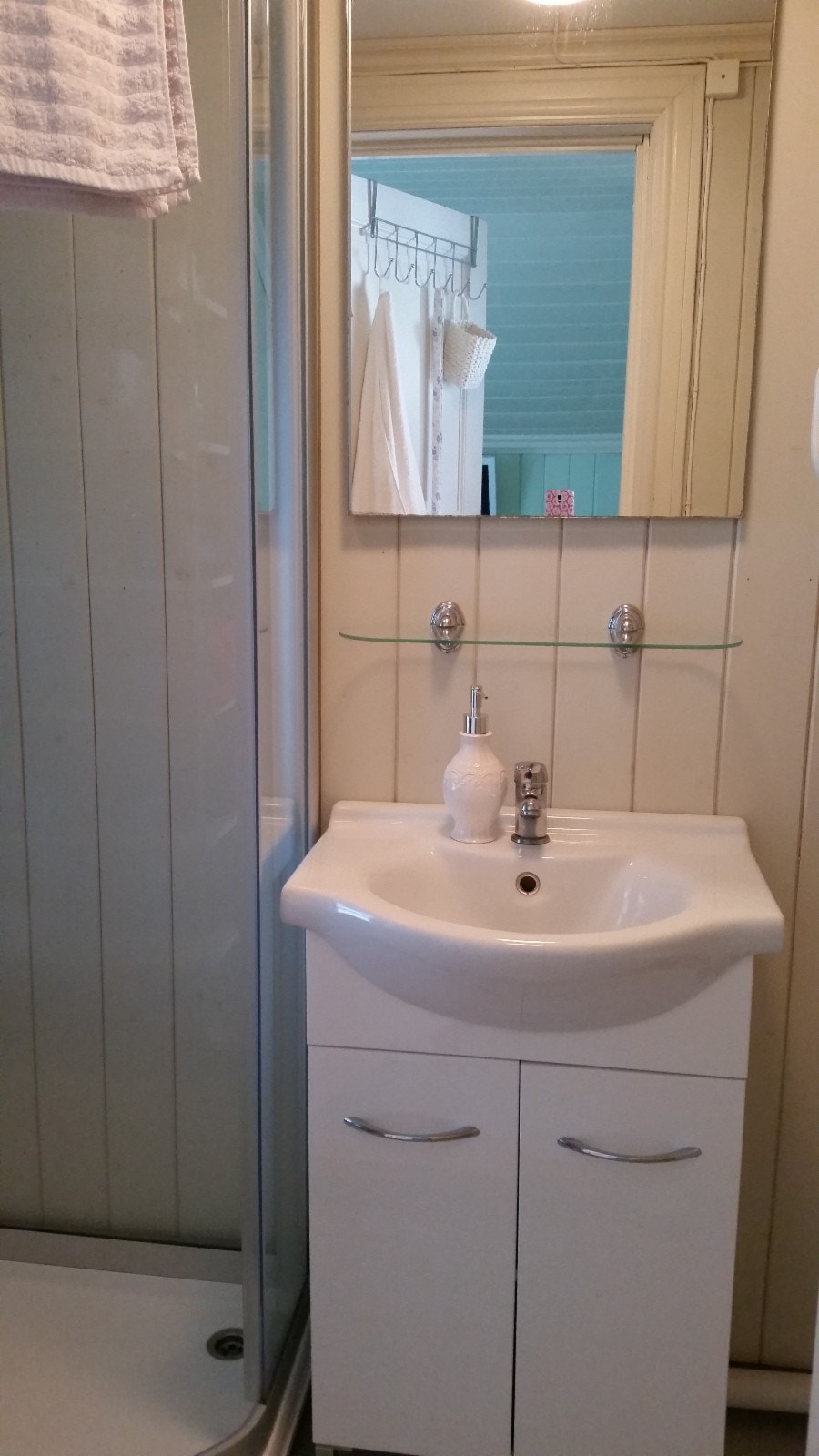 Malt panel på bad. Fliser på gulv. Dusjkabinett. Galleribilde