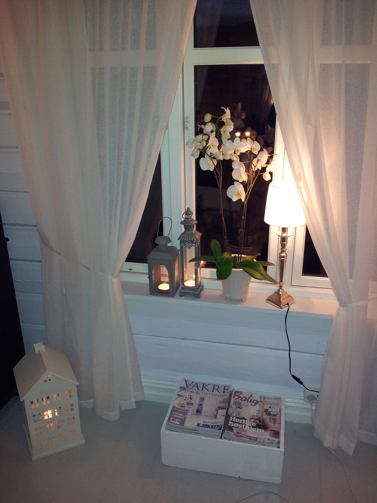 Store gode vinduer i stua. Alle vinduer i leieligheten er av nyere årgang. Skiftet for ca 12 år siden. Galleribilde