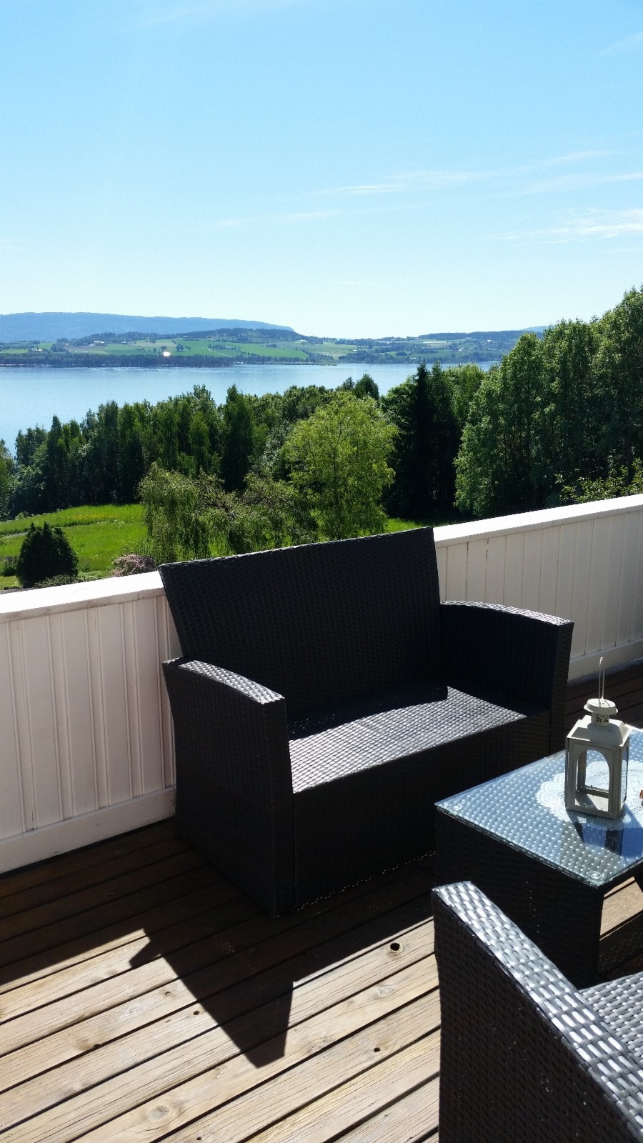 Terrassen har flott utsikt over Tyrifjorden Galleribilde