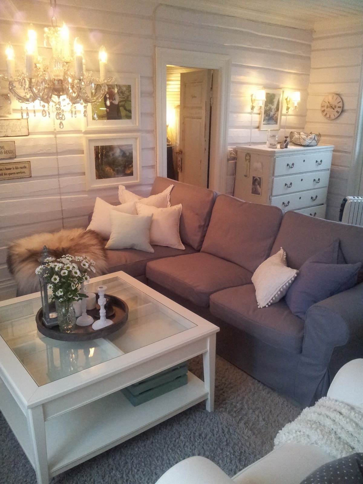 Tømmervegger, malte gulv og vedovn. Hjemmekoselig. Galleribilde