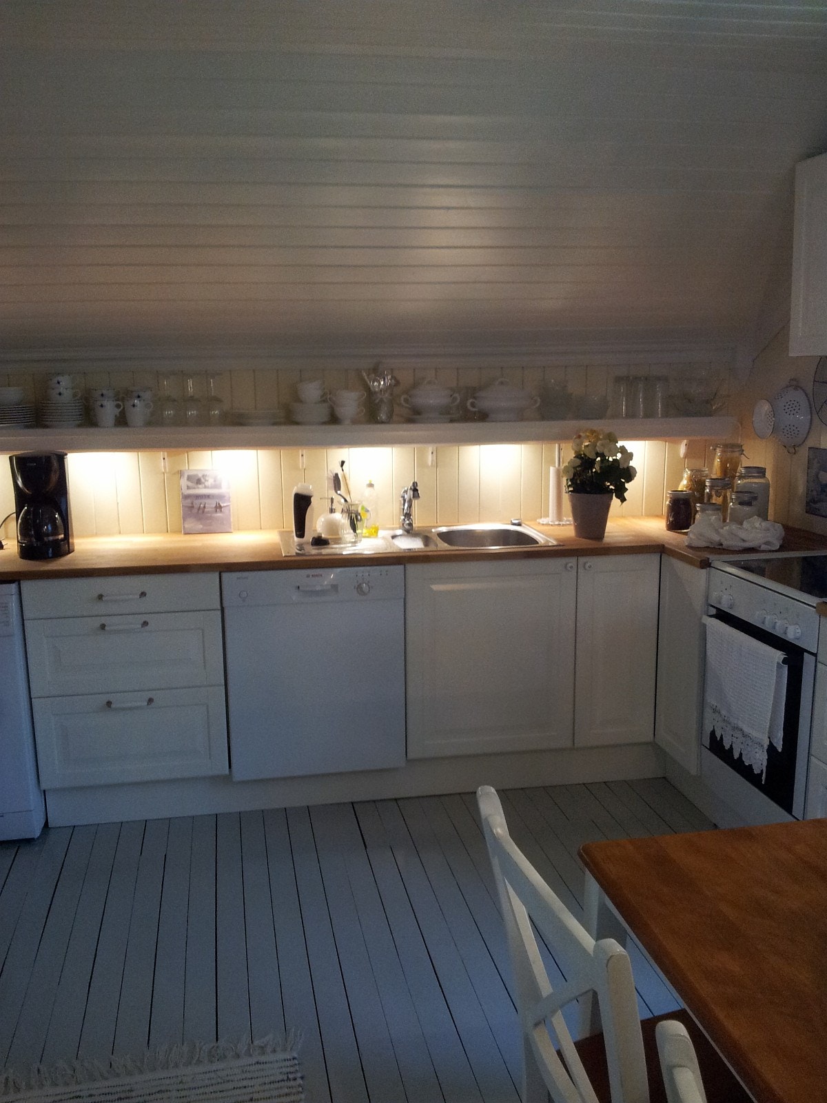 Romslig og praktisk kjøkken med spiseplass Galleribilde