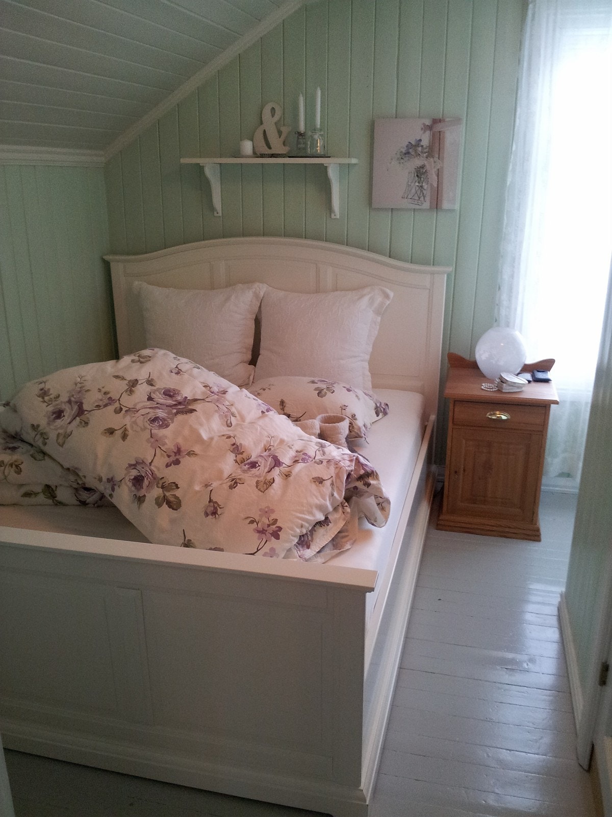 Lunt soverom. med bad vegg i vegg. Galleribilde