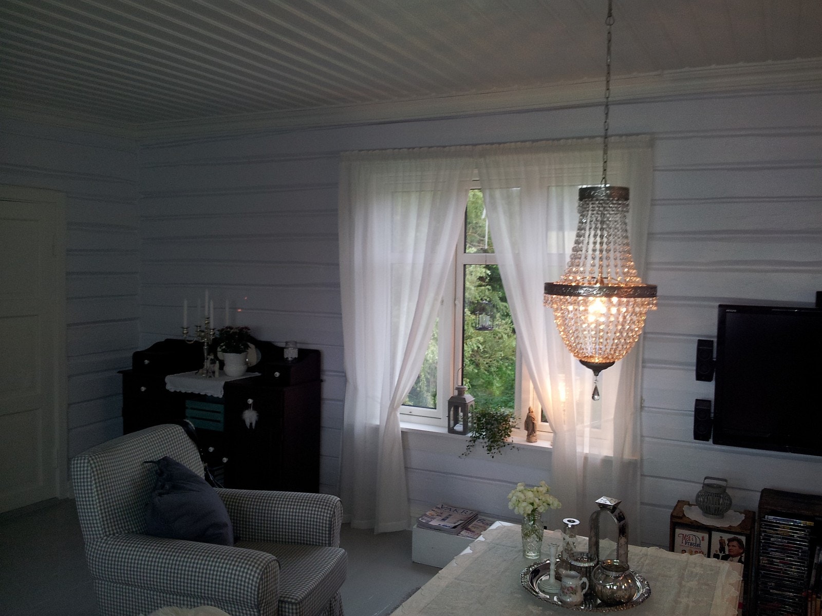 Romslig, lys og trivelig stue med utgang til terrasse. Galleribilde