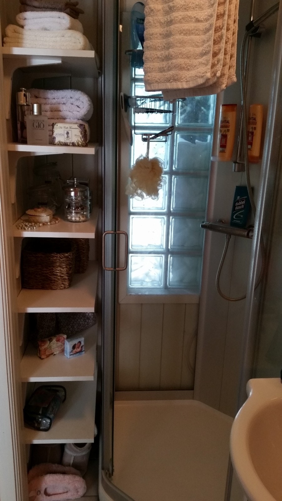 Praktiske hyller på badet. Galleribilde