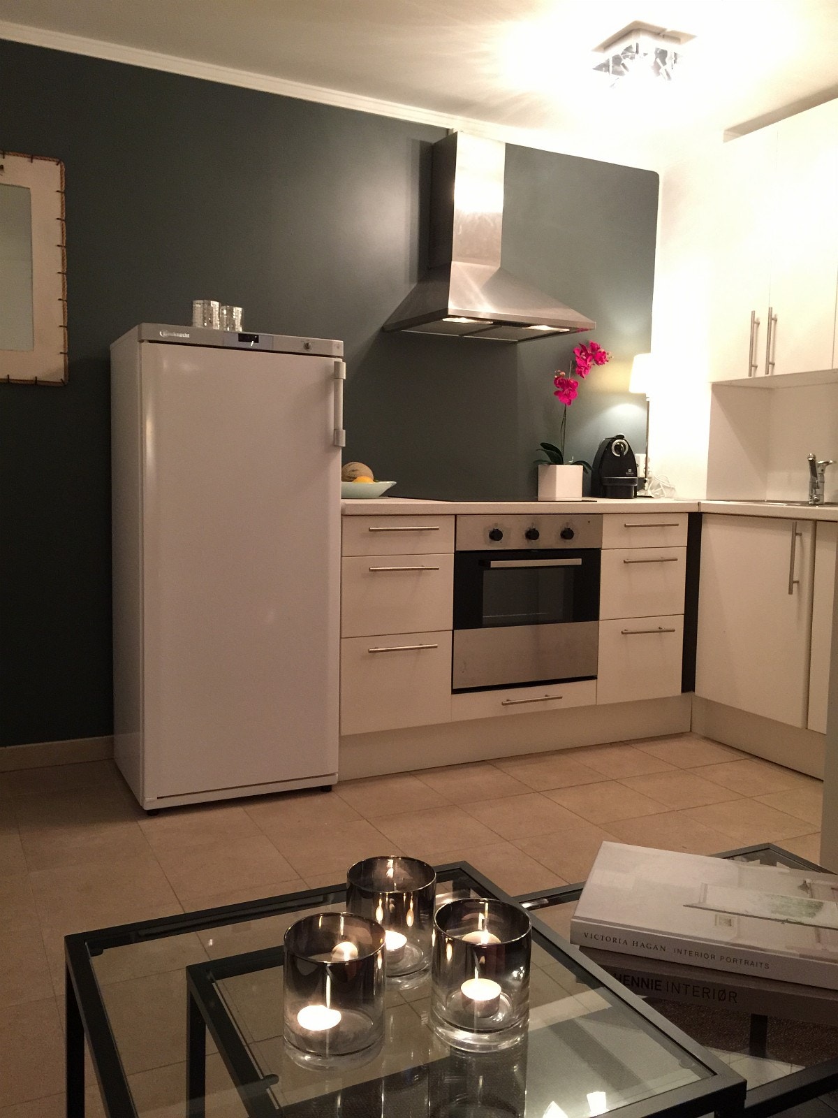 Fullt kjøkken med oppvaskmaskin Galleribilde