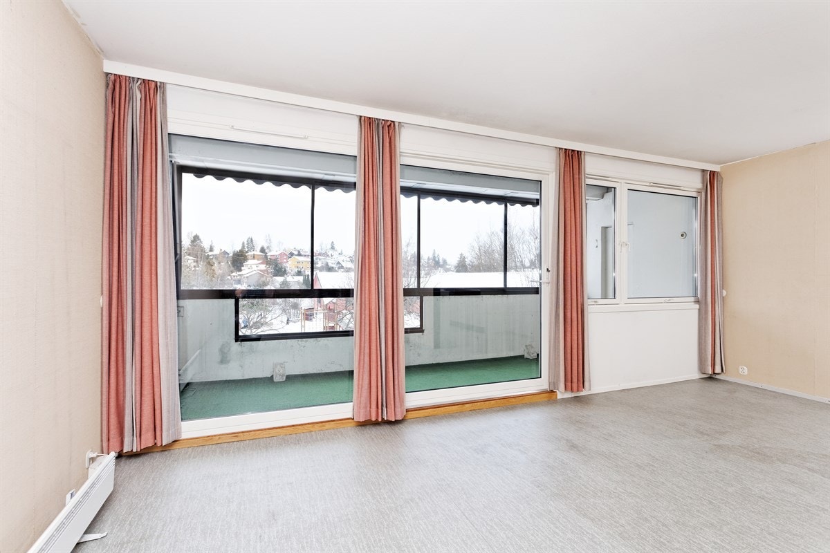 Stuen har store og nye vinduer som gir godt med dagslys Galleribilde