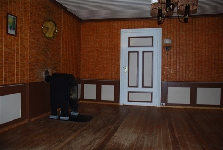 Her er noen bilder inne fra hovedhuset som inneholder mange og store rom. Galleribilde
