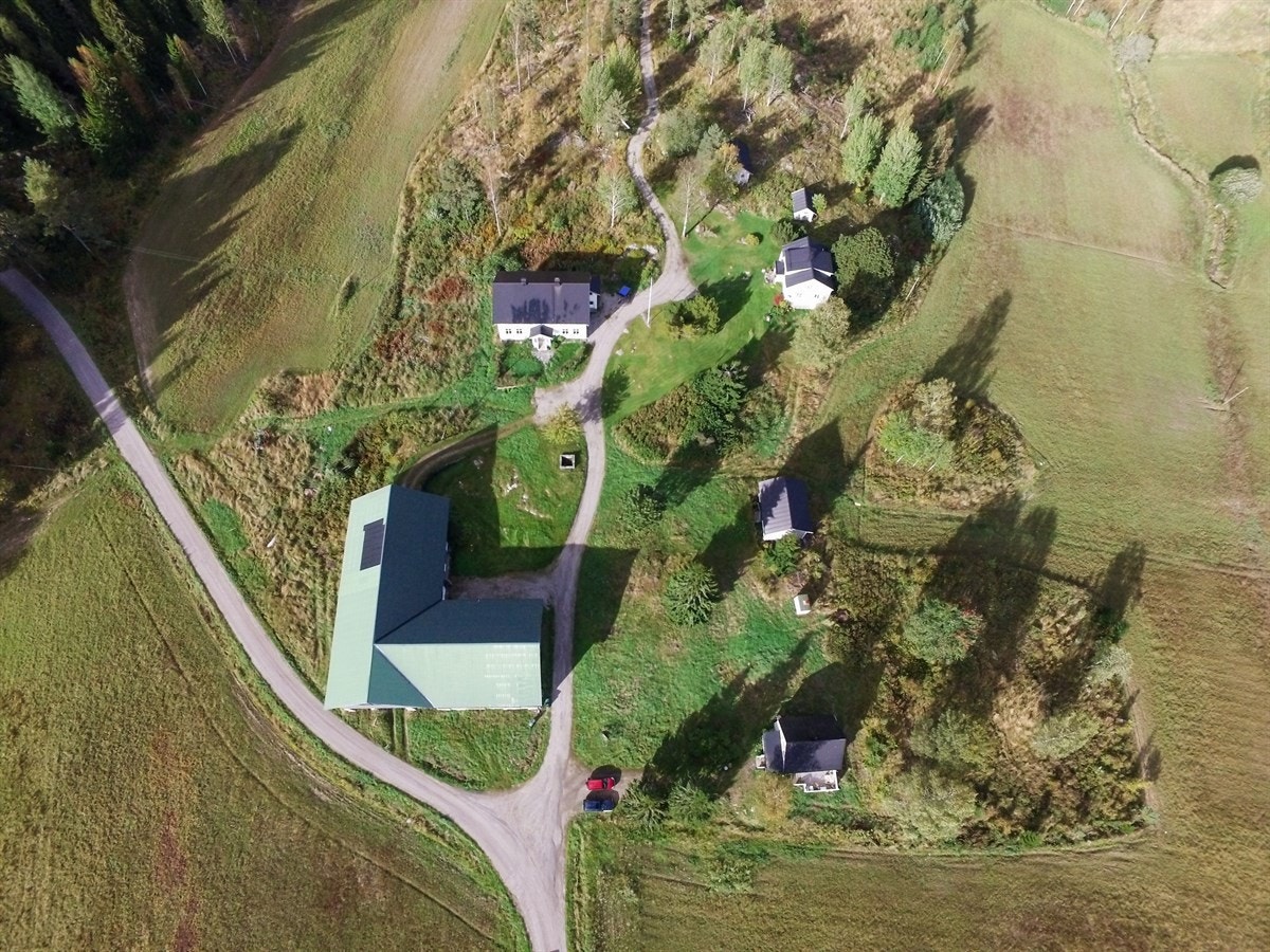 Flere bolighus gir eiendommen fleksibelt bruk som fritid/landstedseiendom, utleie, bolig eller sameie for flere familier. Mulighetene er mange Galleribilde
