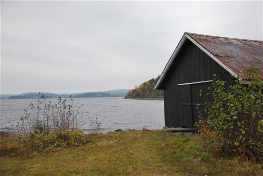 Skjeggenes er en strandeiendom mot Setten. I strandkanten har man eget bryggerhus. Galleribilde
