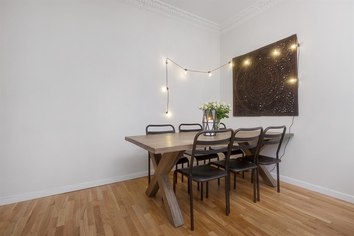 God plass til stort spisebord. Galleribilde