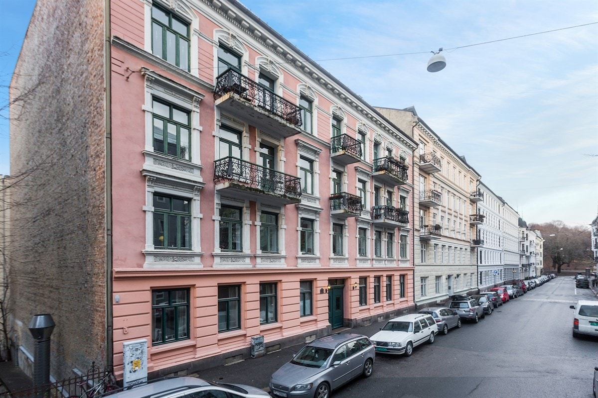 Representativ fasade sett fra Schwensens gate. Denne gaten har lite trafikk. Galleribilde