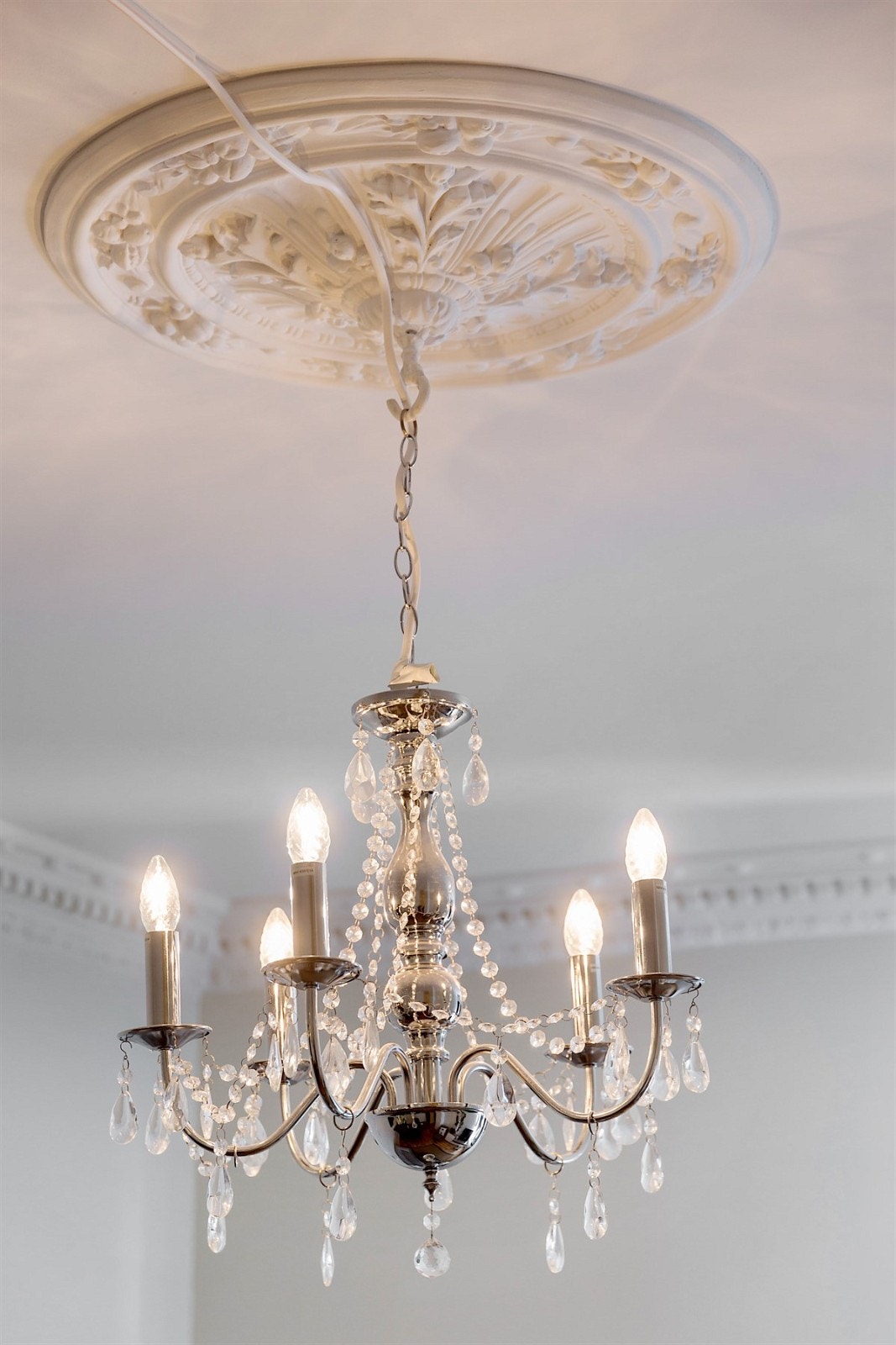 Klassiske detaljer som rosetter og stukkatur i flere rom. Galleribilde