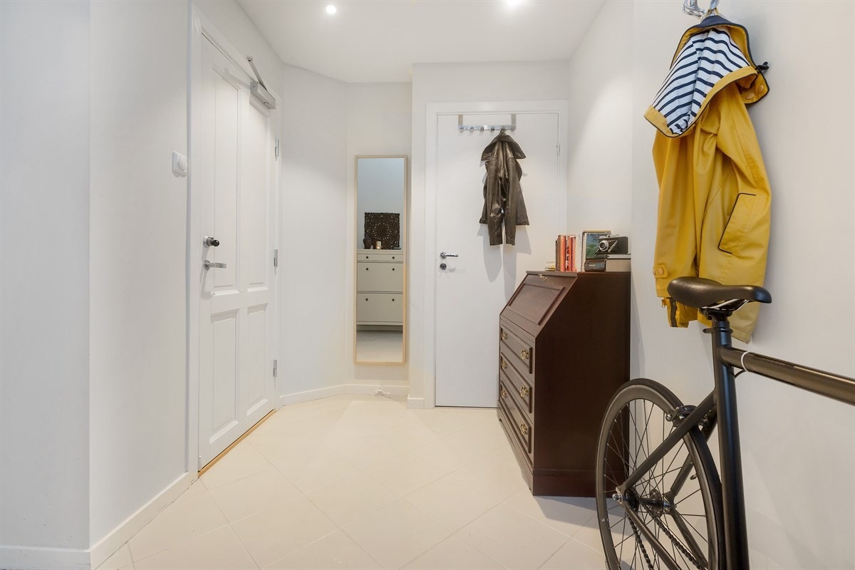 Romslig entré. Døren til høyre fører til trapp med adkomst til kjellerarealet/bod. Galleribilde