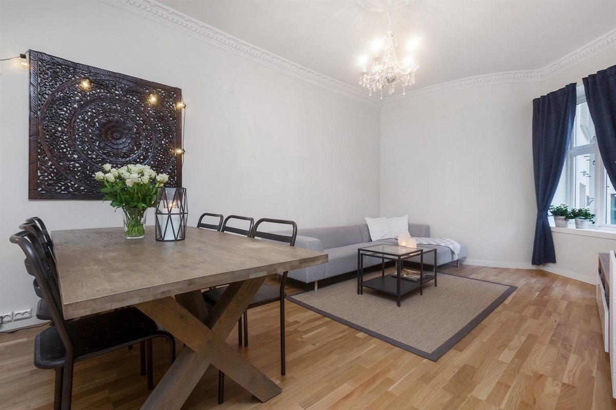 Generøs takhøyde, stukkatur og rosetter. Galleribilde