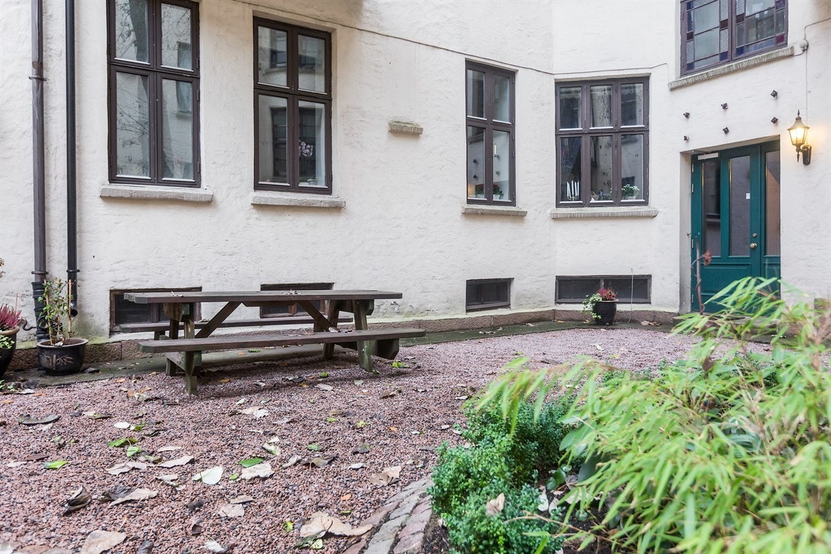 Parkmessig opparbeidet gårdsrom til fri benyttelse for beoerne. Galleribilde