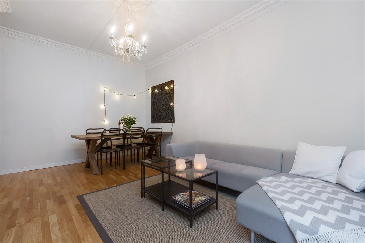 Plass til både sofagruppe og spisebord. Galleribilde