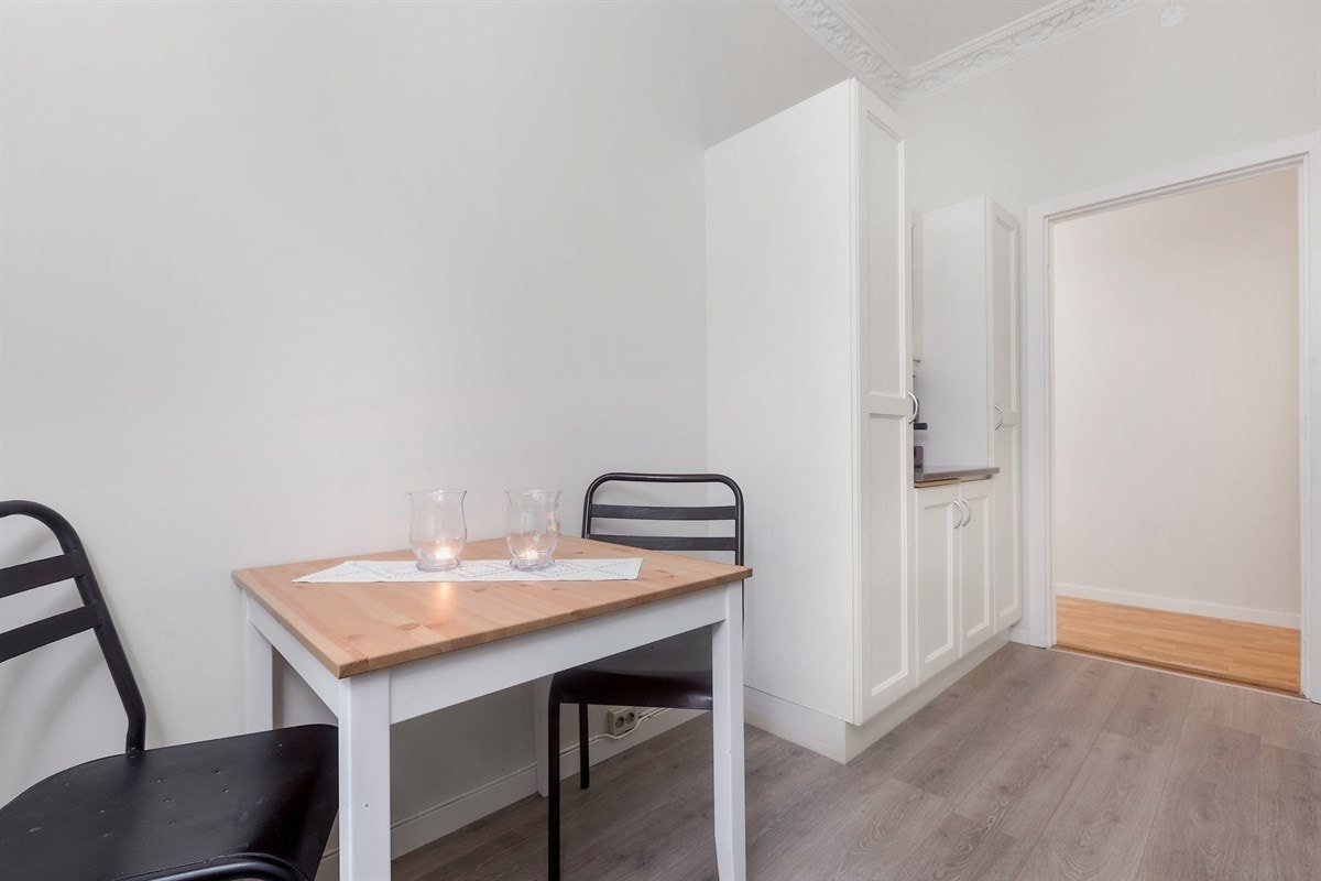 Kjøkkenet har opplegg for oppvaskmaskin, plass til komfyr og stort kjøleskap. Galleribilde