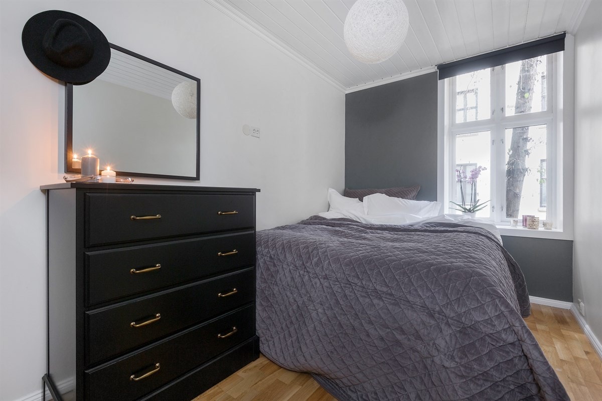 Soverommet har plass til dobbeltseng og garderobeskap. Galleribilde