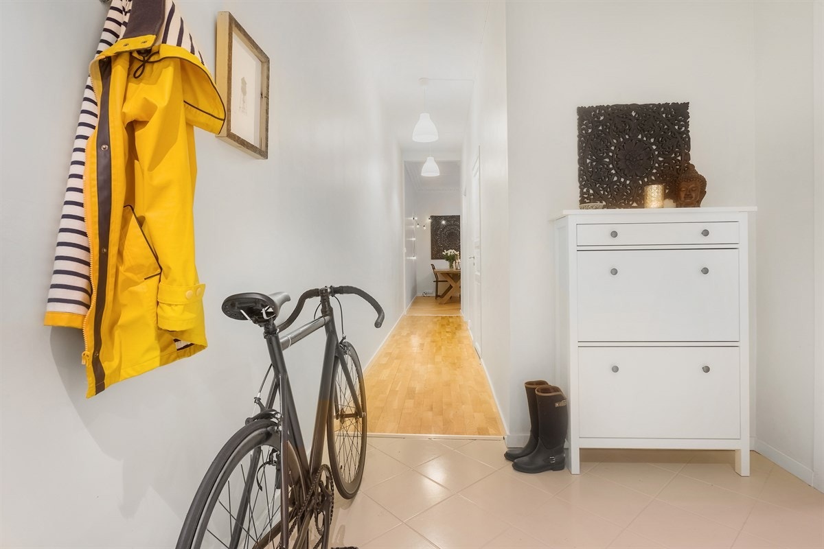 Entre mot stue. Særdeles romslig med plass til garderobeløsninger. Galleribilde