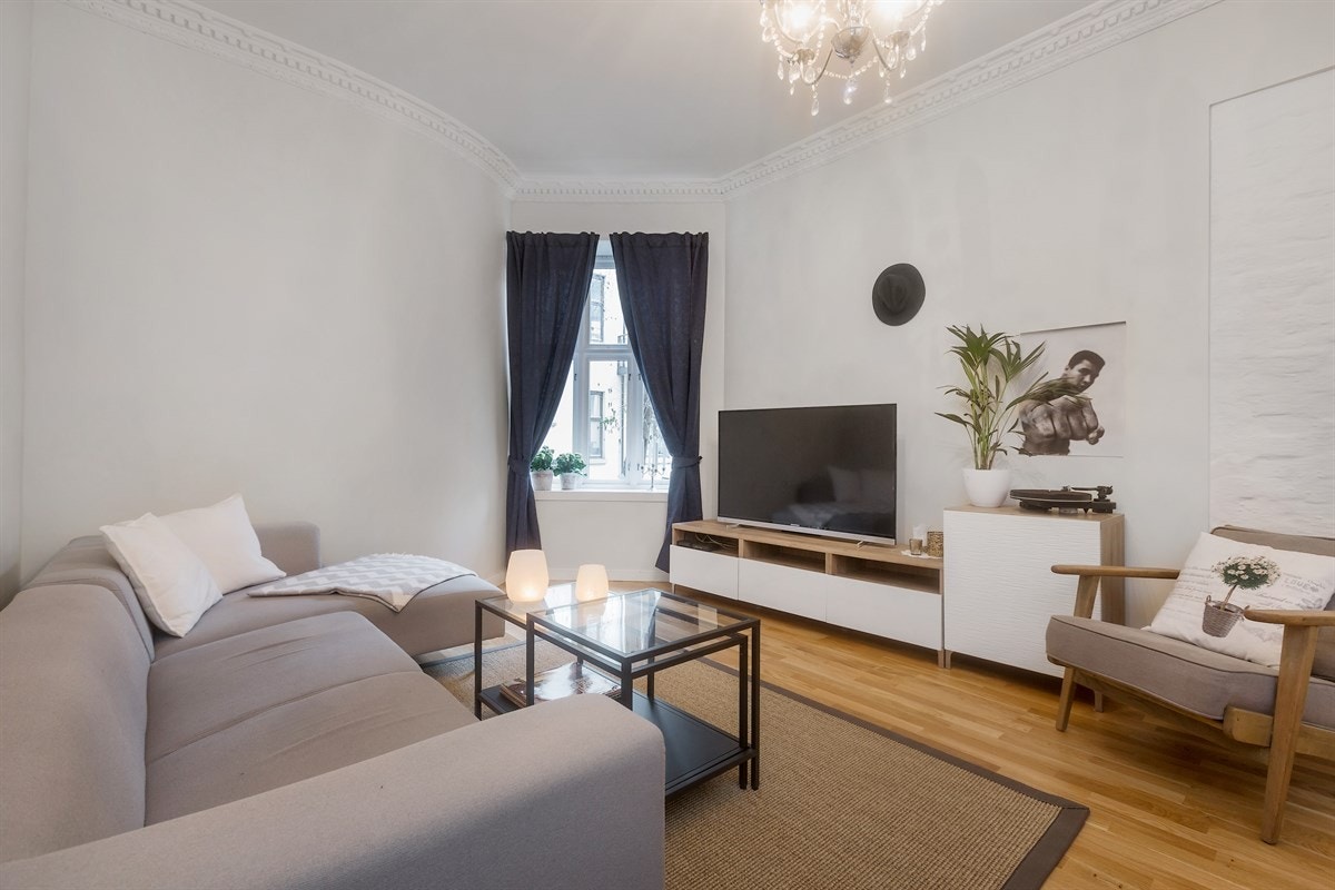 Luftig stue med stor vindusflater. Galleribilde