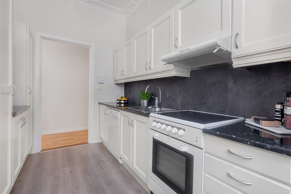 Rikelig med både skap- og benkeplass. Galleribilde