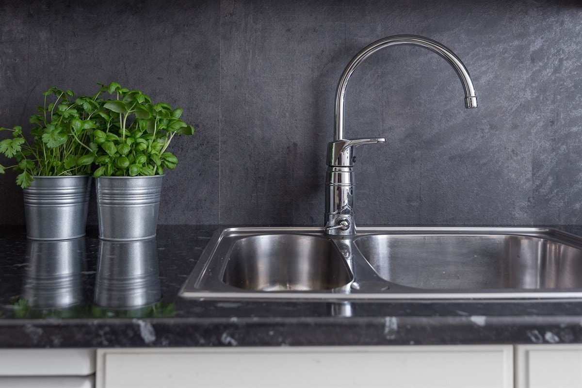 Helt ny benkeplate og tidsriktige veggplater mellom benk og overskap. Galleribilde