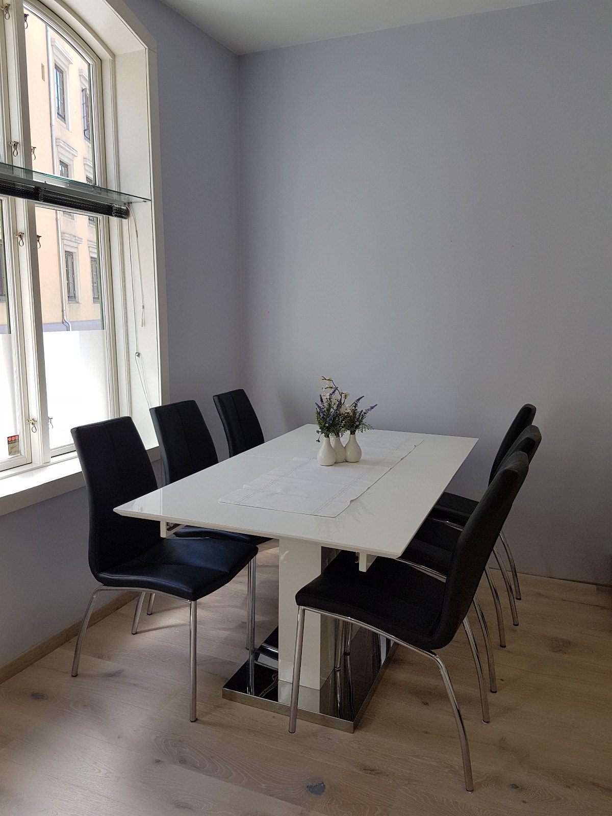 Spisebord i stua Galleribilde