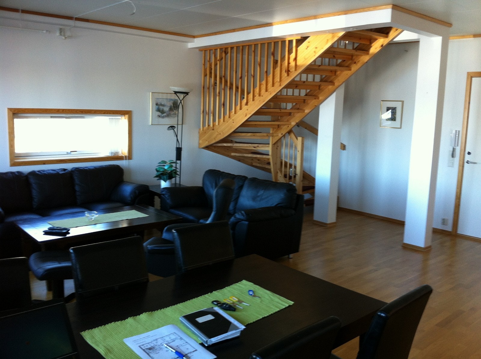 4-roms leilighet 137/142m2, stue 2. etasje med trapp til loftstue, soverom mm. Galleribilde