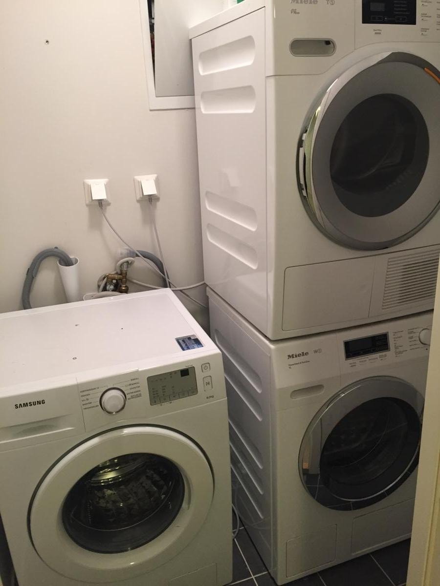 Eget vaskerom med to vaskemaskiner(nå er begge vaskemaskinene Miele) og tørketrommel Galleribilde