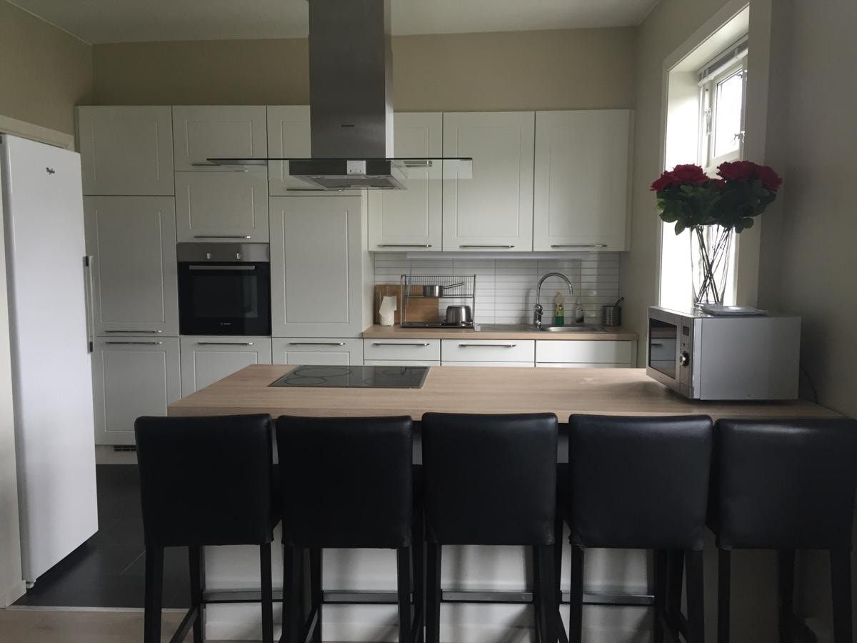 Flott kjøkken - svært praktisk kjøkkenøy med spiseplass Galleribilde