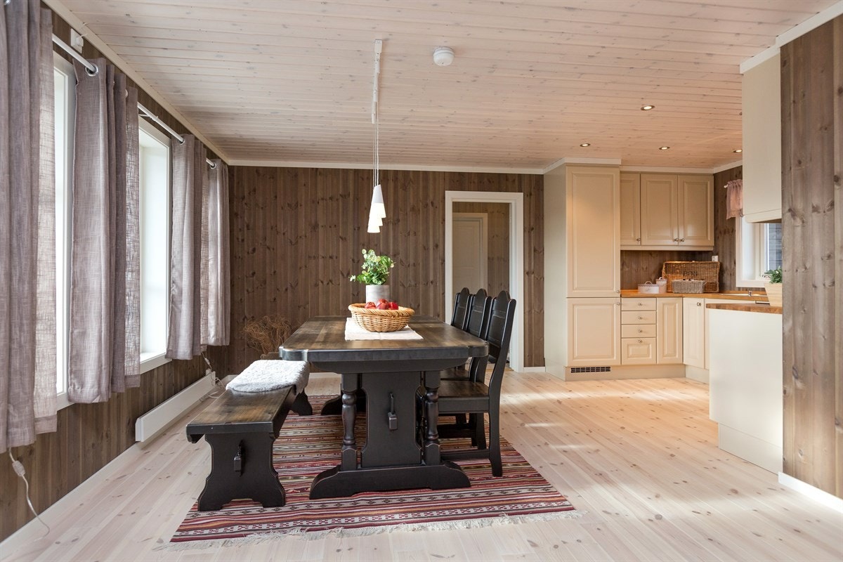 God plass til langbord på spisestuen, et midtpunkt for å samle familie og venner til hyggelige lag. Galleribilde