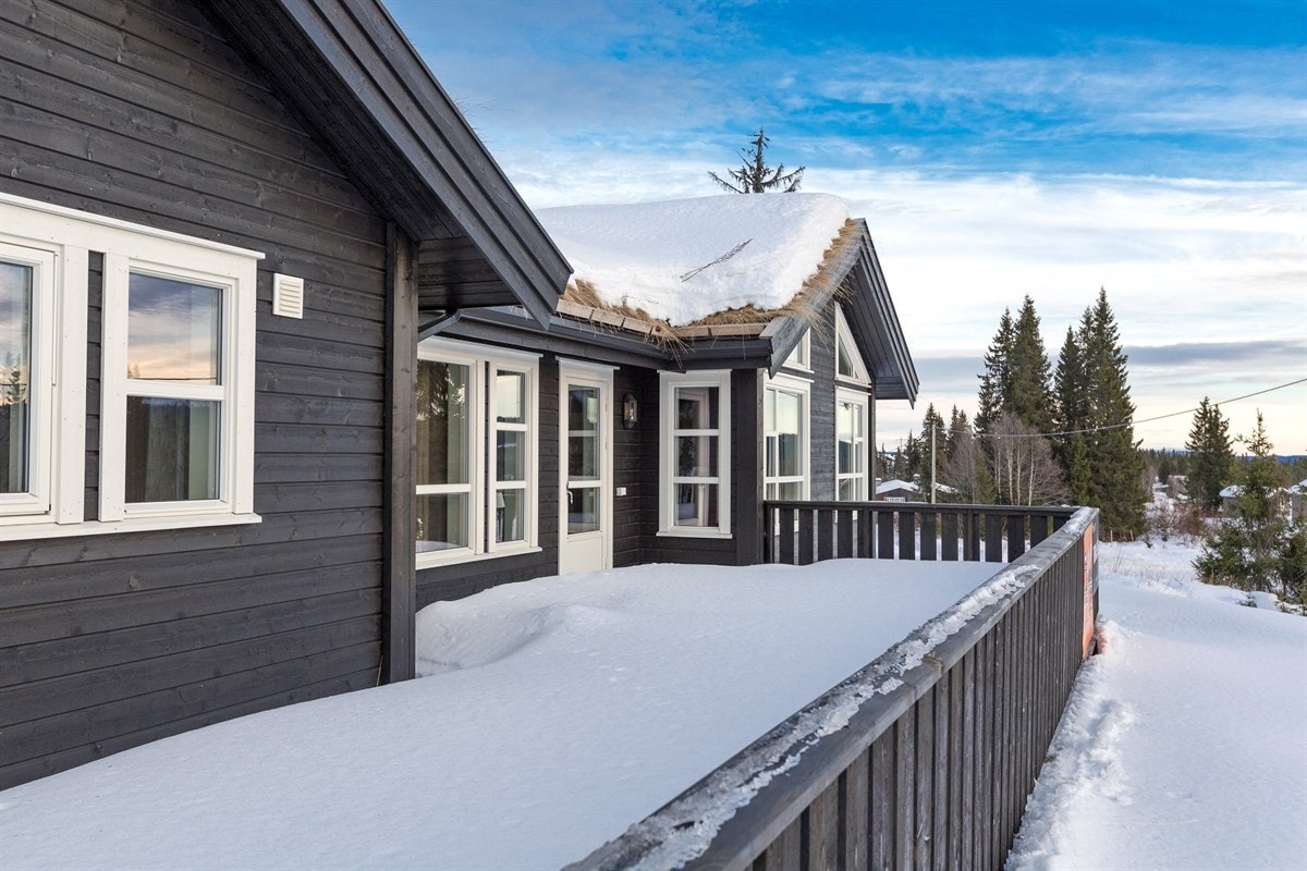 Romslig terrasse med flere møbleringsmuligheter. Galleribilde