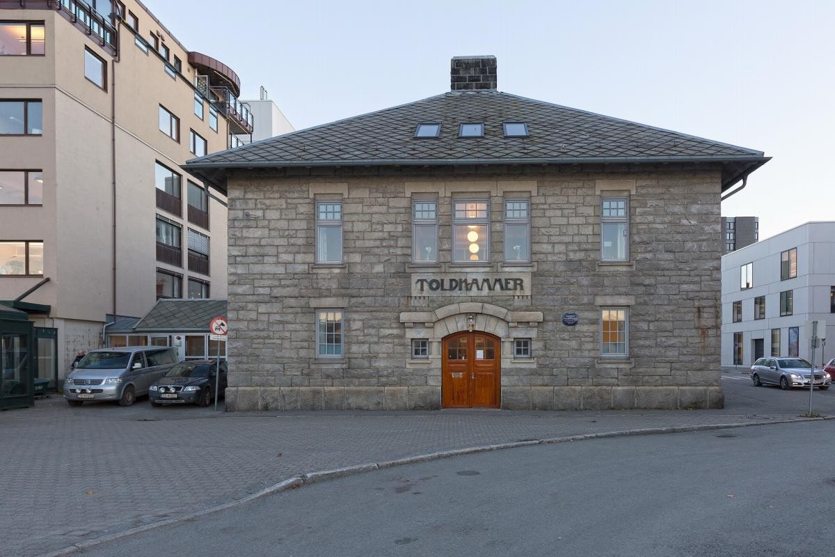 Hovedinngang mot hurtigbåtkai. Galleribilde