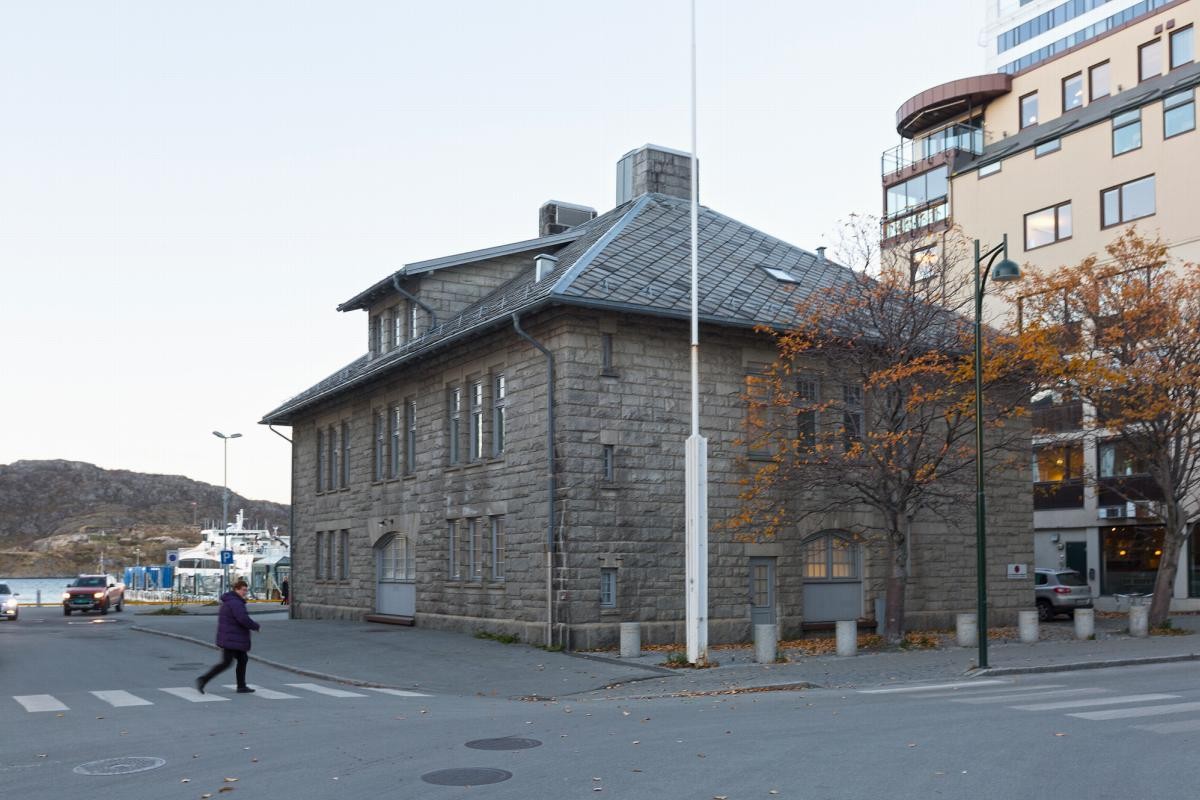 Tollboden sett fra Sjøgata. Galleribilde