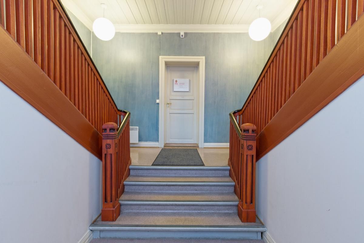 Fra inngangsdør mot dør til resepsjon/kontorer. Galleribilde