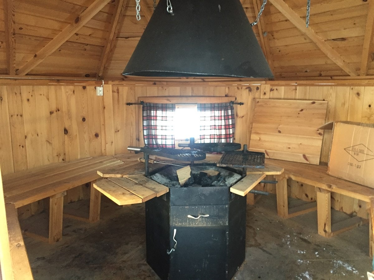 På eiendommen er det satt opp en flott grillbu. Her er det perfekt og invitere familie og venner over etter en lang skitur. Galleribilde