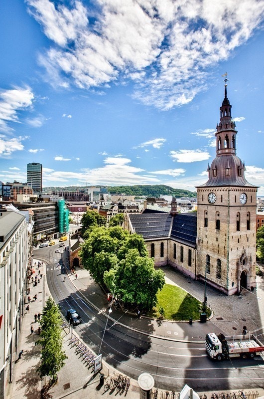Utsikt mot Oslo S og Domkirken fra den ene siden Galleribilde