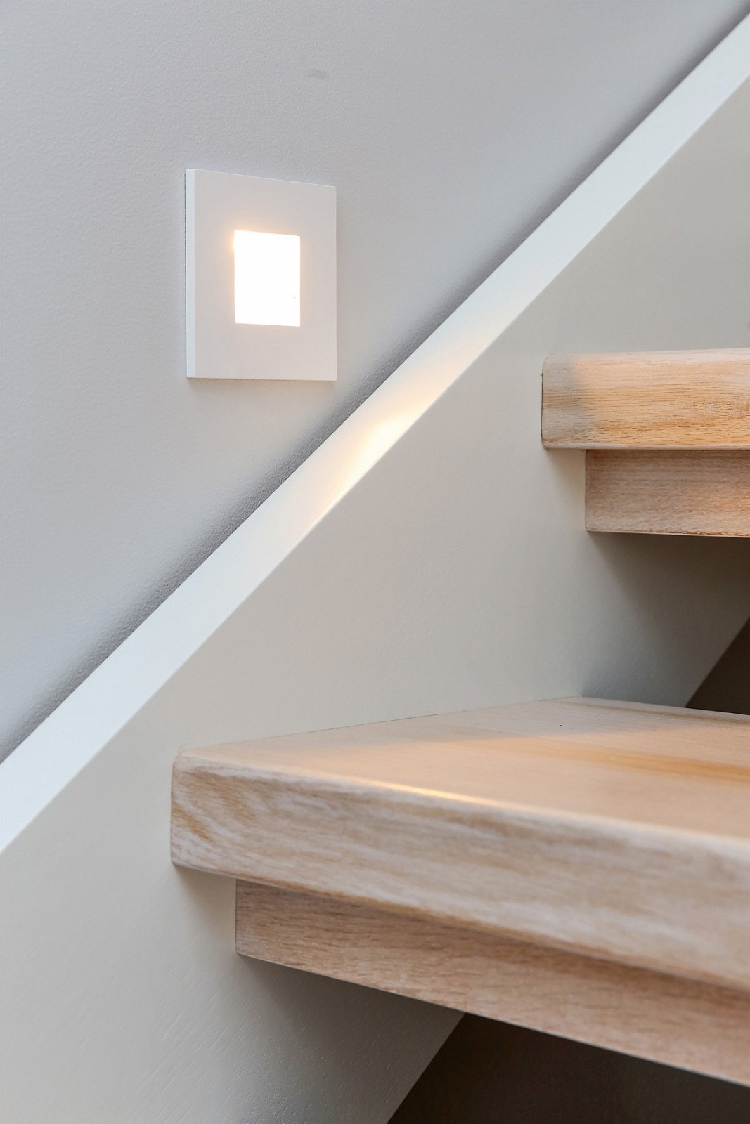 Innfelte LED lys i trappen. Galleribilde
