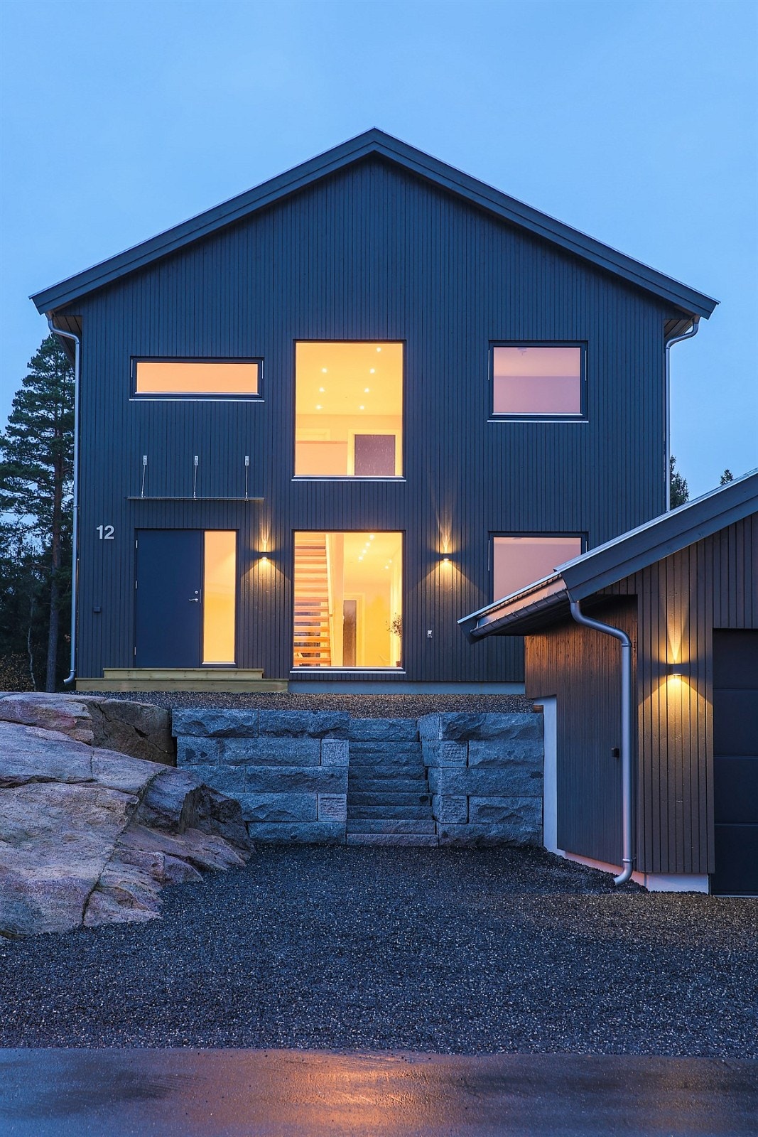Trapp av granitt leder opp til huset. Galleribilde