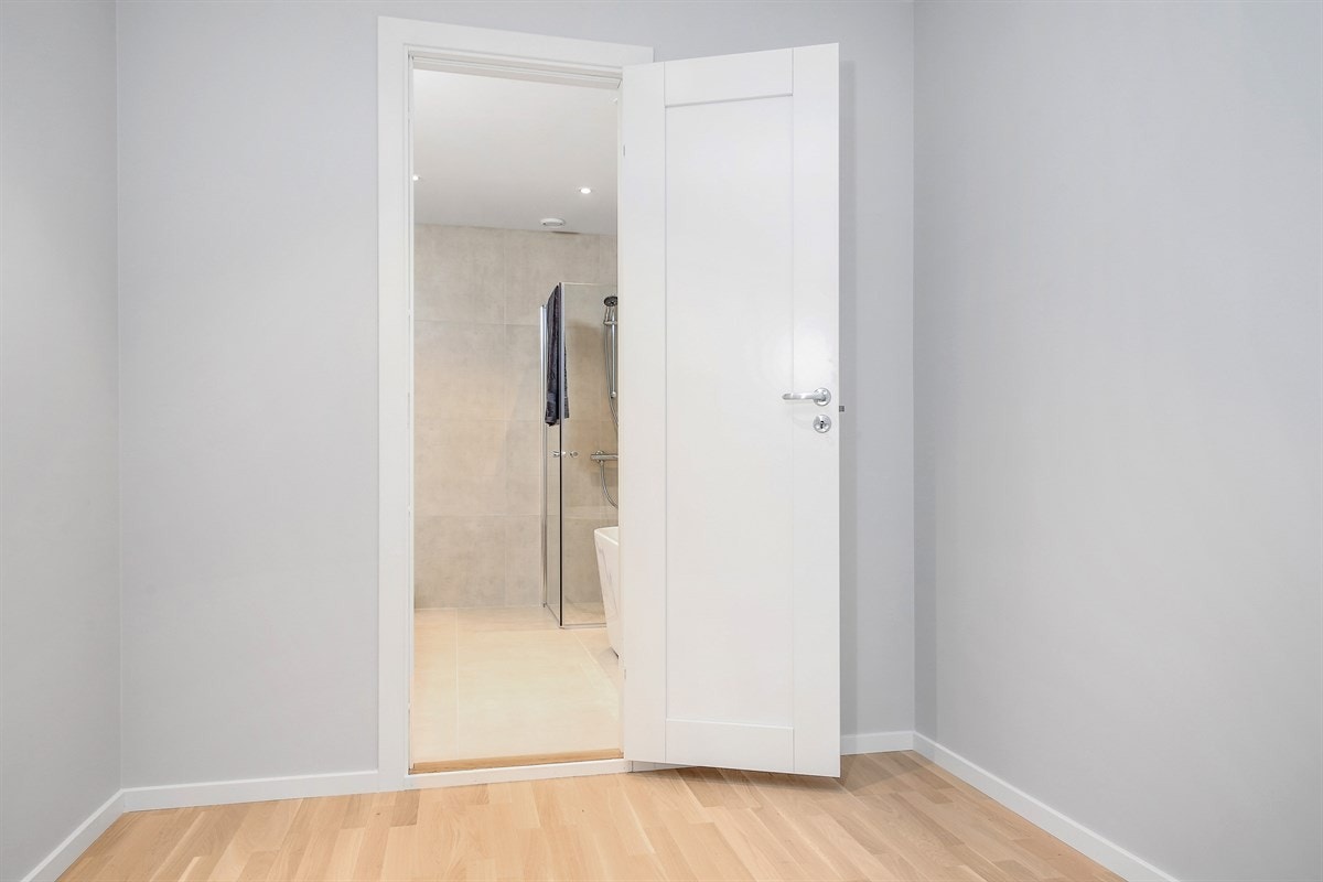 Fra foreldresoverommet, gjennom walk-in-closet og inn til bad 2 Galleribilde