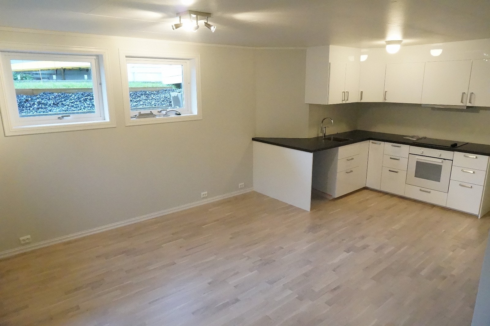 Stue/kjøkken, det er oppvaskmaskin i dag Galleribilde