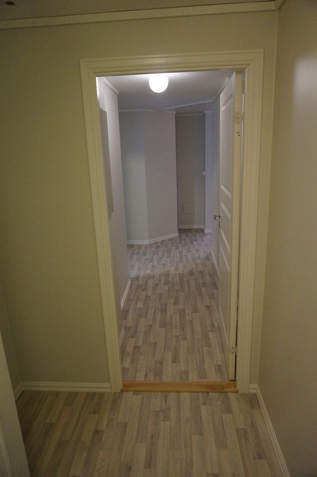 Fra egen inngang kommer en inn til entre med god oppbevaringsplass. Galleribilde