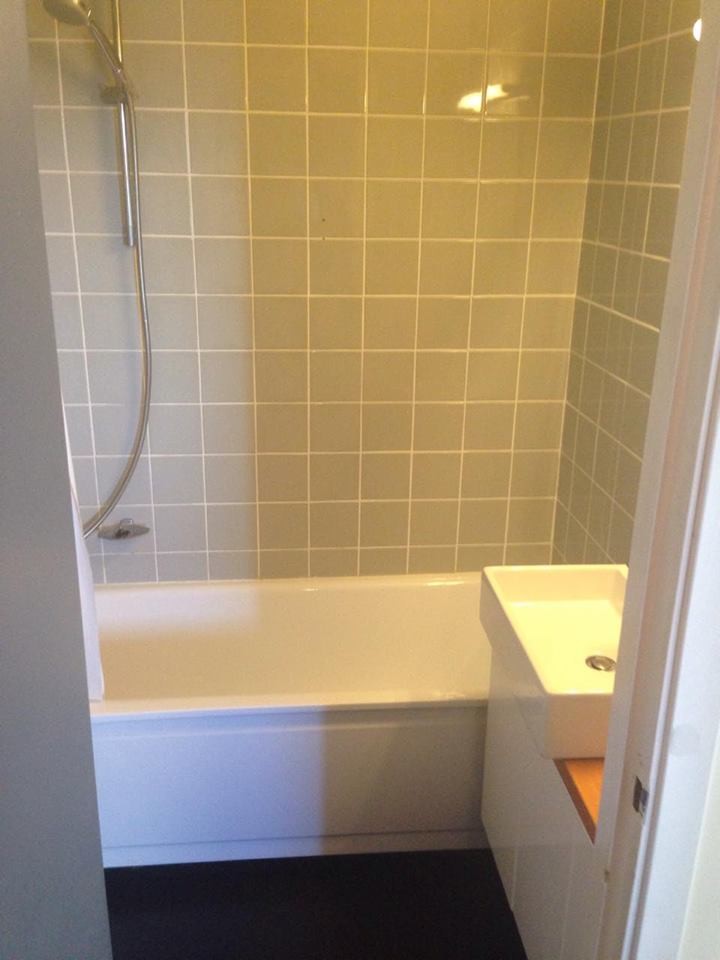 Fliselagt bad med badekar Galleribilde