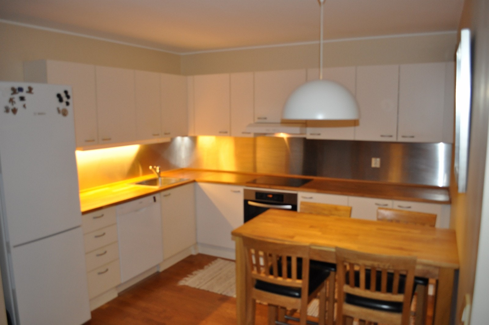 Stort kjøkken med induksjonstopp Galleribilde