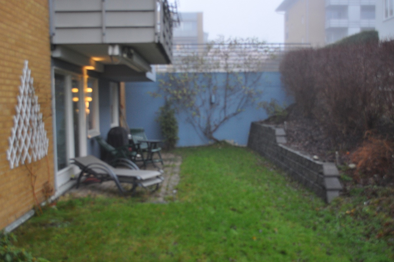 Fin og rolig uteplass med sol og mulighet for å grille Galleribilde