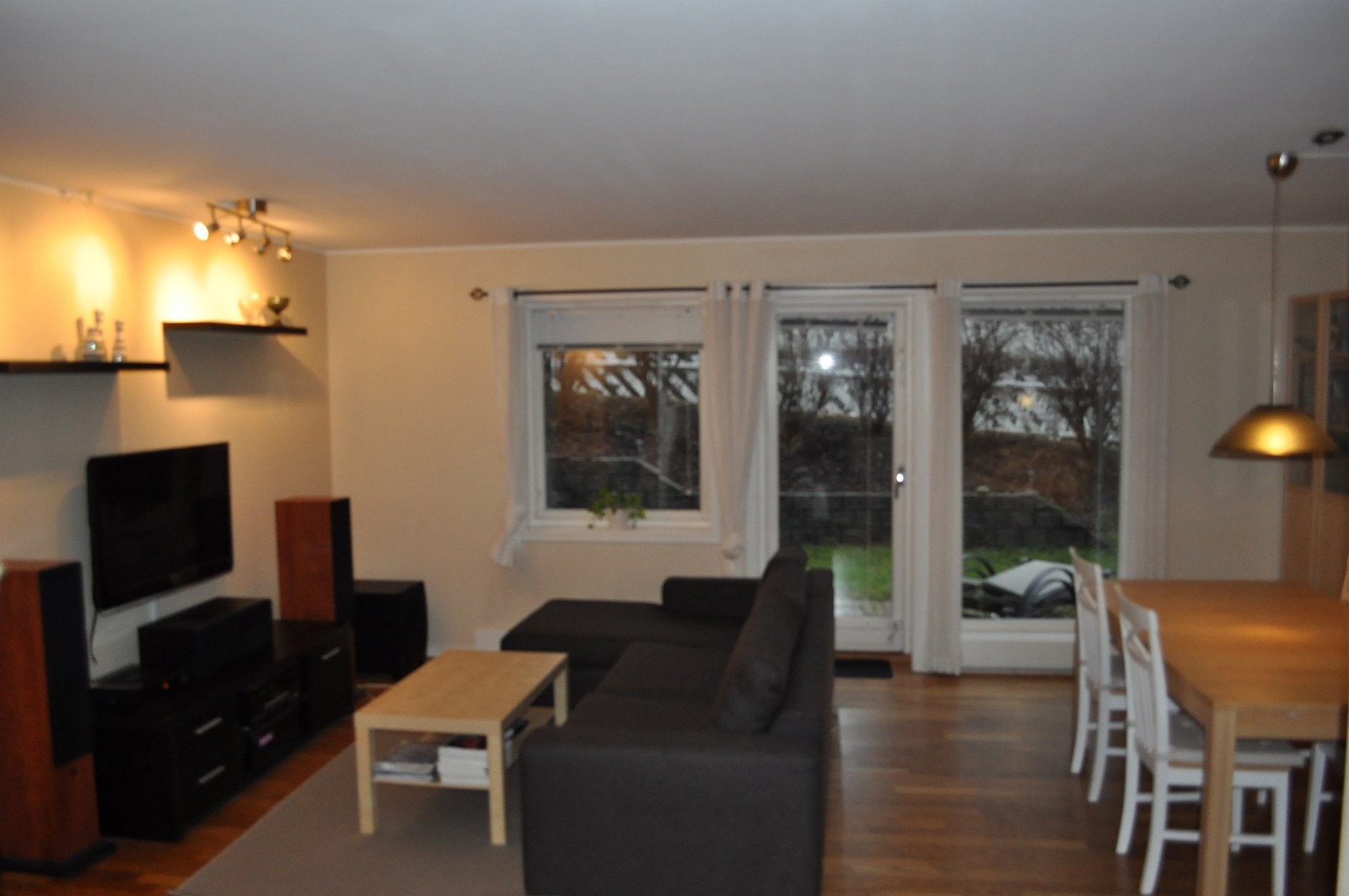 Stue med sofakrok og spisebord (anlegg følger ikke med) Galleribilde